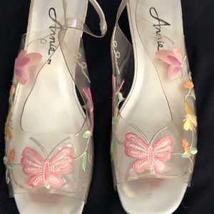 Annie vintage clear butterfly embroidered shoes, size 9